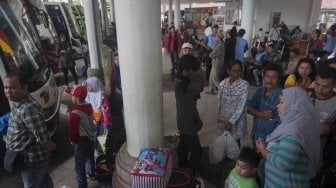 Para pemudik menunggu keberangkatan di Terminal Mengwi, Badung, Bali, Senin (11/6). 