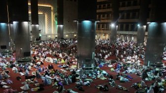 Umat Muslim beriktikaf di Masjid Istiqlal, Jakarta, Selasa (12/6). 