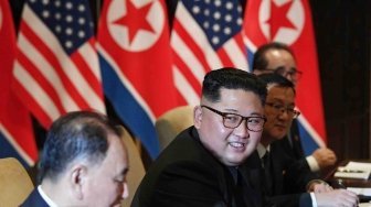 Pemimpin Korea Utara Kim Jong Un mengadakan pertemuan dengan Presiden Amerika Serikat Donald Trump di Capella Hotel, Sentosa Island, Singapura, Selasa (12/6).