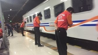 Salam Khusus Petugas KAI Antar Pemudik Kereta Api