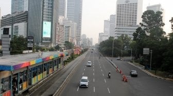 Kendaraan melintas di Jalan Jenderal Sudirman, Jakarta, Rabu (13/6).