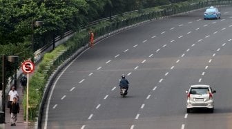 Kendaraan melintas di Jalan Jenderal Sudirman, Jakarta, Rabu (13/6).