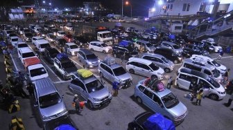 Ratusan kendaraan pemudik yang akan menyeberang menuju Pulau Sumatera mengantre masuk ke kapal ferry di Pelabuhan Merak, Cilegon, Banten, Rabu (13/6).