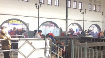 Volume Pemudik di Stasiun Pasar Senen Hari Ini Menurun