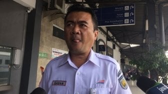 Kerja Keras Petugas KAI Atasi Penumpukan Penumpang di Stasiun