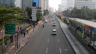 Kendaraan melintas di Jalan Jenderal Sudirman, Jakarta, Rabu (13/6).