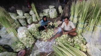 Penjual kulit ketupat di Pasar Palmerah, Jakarta, Kamis (14/6).