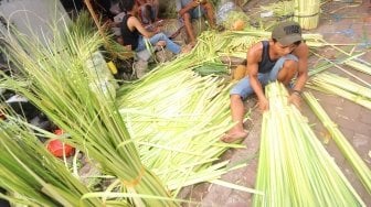 Penjual kulit ketupat di Pasar Palmerah, Jakarta, Kamis (14/6).