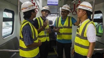 Wakil Gubernur DKI Jakarta Sandiaga Uno (kedua kiri) bersama Direktur Utama PT Jakarta Propertindo (Jakpro) Satya Heragandhi (kedua kanan) mendengarkan penjelasan dari tim LRT saat uji coba LRT di Kelapa Gading, Jakarta, Kamis (14/6).