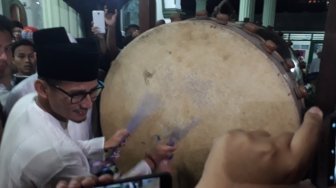 Takbir Keliling, Sandiaga Pukul Bedug Bersyukur Lawan Hawa Nafsu