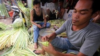 Penjualan Kulit Ketupat Jelang Lebaran