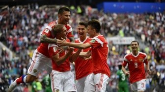 Pemain Rusia Yuri Gazinskiy menjebol gawang Arab Saudi di laga pembuka Piala Dunia 2018 yang berlangsung di Stadion Luzhniki, Moskow, Kamis (14/6/2018) [AFP]