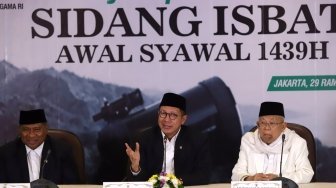 Menag Lukman Hakim Saifuddin bersama Ketua MUI Maruf Amin dan Ketua Komisi VIII DPR Ali Taher memberikan keterangan pers hasil Sidang Isbat 1 Syawal 1439 H, di  Jakarta, Kamis (14/6). 