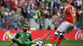 Pemain Rusia Denis Cheryshev menjebol gawang Arab Saudi yang dikawal Abdullah di laga perdana Grup A Piala Dunia 2018, Kamis (14/6/2018) [AFP]