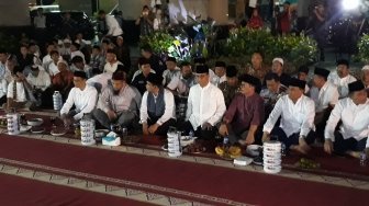 Pakai Baju Koko, Anies Awali Takbiran di Kantor Wali Kota Jaksel