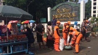 Sampah di Masjid Istiqlal Mencapai 2 Mobil Kontainer