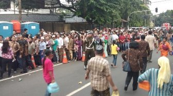 Lama Antre, Warga Kecewa Lihat Isi Bingkisan Lebaran dari JK