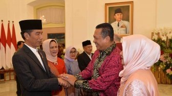 Presiden Joko Widodo (kiri) dan Ibu Negara Iriana Joko Widodo (kedua kiri) berjabat tangan Ketua DPR Bambang Soesatyo (kedua kanan) di acara Silahturahmi Idul Fitri 1 Syawal 1439 H di Istana Kepresidenan Bogor, Jawa Barat, Jumat (15/6).