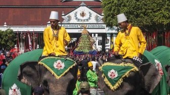 Sejumlah abdi dalem Keraton Yogyakarta mengikuti prosesi adat Grebeg Syawal 1439 H di Keraton Yogyakarta, Jumat (15/6). 