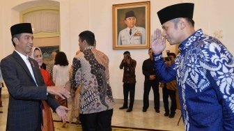 Presiden Joko Widodo (kiri) dan Ibu Negara Iriana Joko Widodo (kedua kiri) menyapa Politisi Partai Demokrat Agus Harimurti Yudhoyono kanan) di acara Silahturahmi Idul Fitri 1 Syawal 1439 H di Istana Kepresidenan Bogor, Jawa Barat, Jumat (15/6)