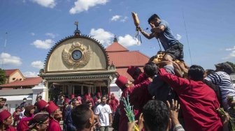 Sejumlah warga berebut gunungan saat prosesi adat Grebeg Syawal 1439 H di halaman Masjid Gede Kauman, Yogyakarta, Jumat (15/6).