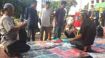 Puluhan Pedagang Kais Rezeki Usai Salat Id di Masjid Istiqlal