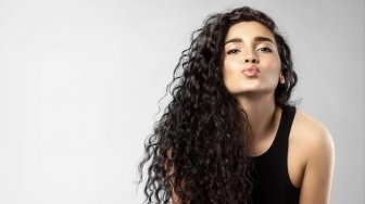 4 Cara Terbaik dan Paling Mudah Merawat Rambut Keriting