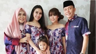 Minta Bantuan KBRI Singapura, Ibu Ayu Ting Ting Pajang Foto Haters Cucunya