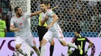 Bek Spanyol Nacho Fernandez (kanan) merayakan golnya ke gawang Portugal. PIERRE-PHILIPPE MARCOU / AFP