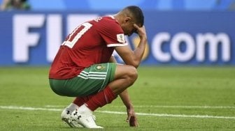 Reaksi pemain Maroko Aziz Bouhaddouz usai mencetak gol bunuh diri di pertandingan Grup B Piala Dunia 2018, Jum'at (15/6/2018), kontra Iran [AFP]