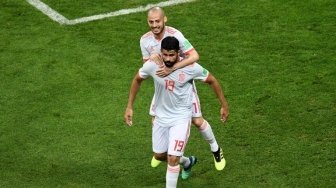 Striker Spanyol Diego Costa merayakan golnya ke gawang Portugal dengan David Silva. Jonathan NACKSTRAND / AFP