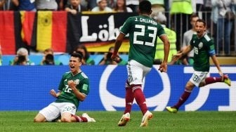 Penyerang timnas Meksiko, Hirving Lozano (kiri), merayakan golnya ke gawang Jerman, dalam laga grup F Piala Dunia 2018 di Stadion Luzhniki, Rusia, Minggu (17/6/2018). [Yuri CORTEZ / AFP]