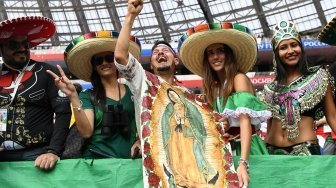 Suporter timnas Meksiko berpose jelang laga Grup F Piala Dunia 2018 antara Jerman vs Meksiko di Stadion Luzhniki, Moskow, Rusia, Minggu (17/6/2018). [YURI CORTEZ / AFP]