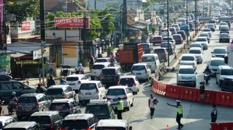 Deretan kendaraan arus balik lebaran Idul Fitri 1439 H yang terlihat terjebak macet di Jalur Pantura, Tegal, Jawa Tengah, Minggu (17/6/2018). [Antara/Oky Lukmansyah]