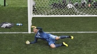 Kiper timnas Jerman, Manuel Neuer, tak berdaya saat gawangnya kebobolan oleh Meksiko, dalam laga grup F Piala Dunia 2018 di Stadion Luzhniki, Rusia, Minggu (17/6/2018). [Francois-Xavier MARIT / AFP]