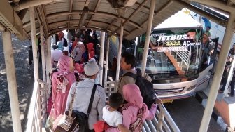 Mudik Lebaran 2022, Puluhan Sopir Bus Terminal Purabaya Surabaya Dites Urine