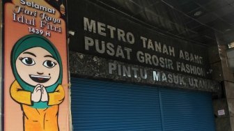 Suasana kawasan Blok A, Blok B dan sekitarnya di Pasar Tanah Abang, Jakarta, yang masih terlihat sepi, Senin (18/6/2018) siang. [Suara.com/Oke Atmaja]