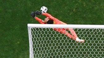 Aksi kiper Meksiko, Guillermo Ochoa, menyelamatkan gawangnya, dalam laga grup F Piala Dunia 2018 kontra Jerman, di Stadion Luzhniki, Rusia, Minggu (17/6/2018). [Francois-Xavier MARIT / AFP]