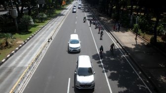 Kendaraan melintas di Jalan Merdeka Utara, Jakarta, Selasa (19/6).