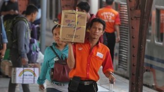 Jamin Berangkat, Calo Rapid Tes di Stasiun Senen Cari Penumpang Ogah Antre