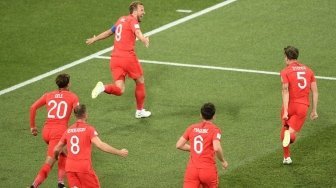 Penyerang Timnas Inggris, Harry Kane (atas) merayakan golnya ke gawang Tunisia (NICOLAS ASFOURI / AFP)