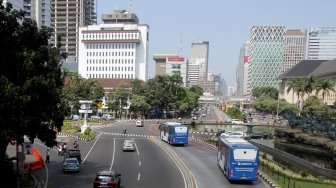 Kendaraan melintas di Jalan Merdeka Utara, Jakarta, Selasa (19/6).