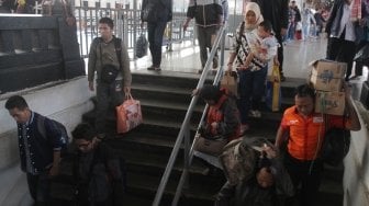 Pemudik tiba di Stasiun Pasar Senen, Jakarta, Selasa (19/6). 