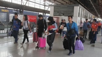 Pemudik tiba di Stasiun Pasar Senen, Jakarta, Selasa (19/6). 