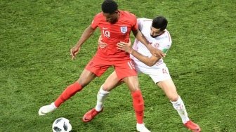 Attacker Timnas Inggris, Marcus Rashford (kiri) berduel dengan bek Tunisia Yassin Meriah (NICOLAS ASFOURI / AFP)