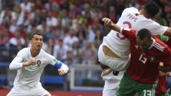 Pemain Portugal Cristiano Ronaldo bersiap menyambut bola di depan gawang Maroko dalam laga keduanya di Grup B Piala Dunia 2018 yang berlangsung di Stadion Luzhniki, Rabu (20/6/2018) [AFP]