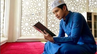 Chand Kelvin Salat di Kereta Tuai Pujian Warganet