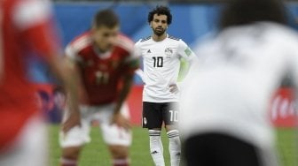 Ekspresi kekecewaan penyerang Timnas Mesir, Mohamed Salah, di laga kontra Rusia, di mana Mesir akhirnya takluk dengan skor 1-3 (GABRIEL BOUYS / AFP)