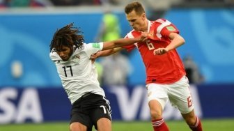 Gelandang andalan Timnas Mesir yang bermain untuk Arsenal, Mohamed Elneny (kiri) berduel dengan winger Rusia Denis Cheryshev (Olga MALTSEVA / AFP)