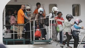 Pemudik tiba di Pelabuhan Tanjung Priok, Jakarta, Rabu (20/6). 